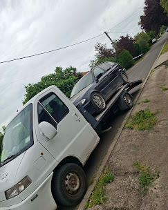 Fekete BMW X5 felrakva NV tréllerre